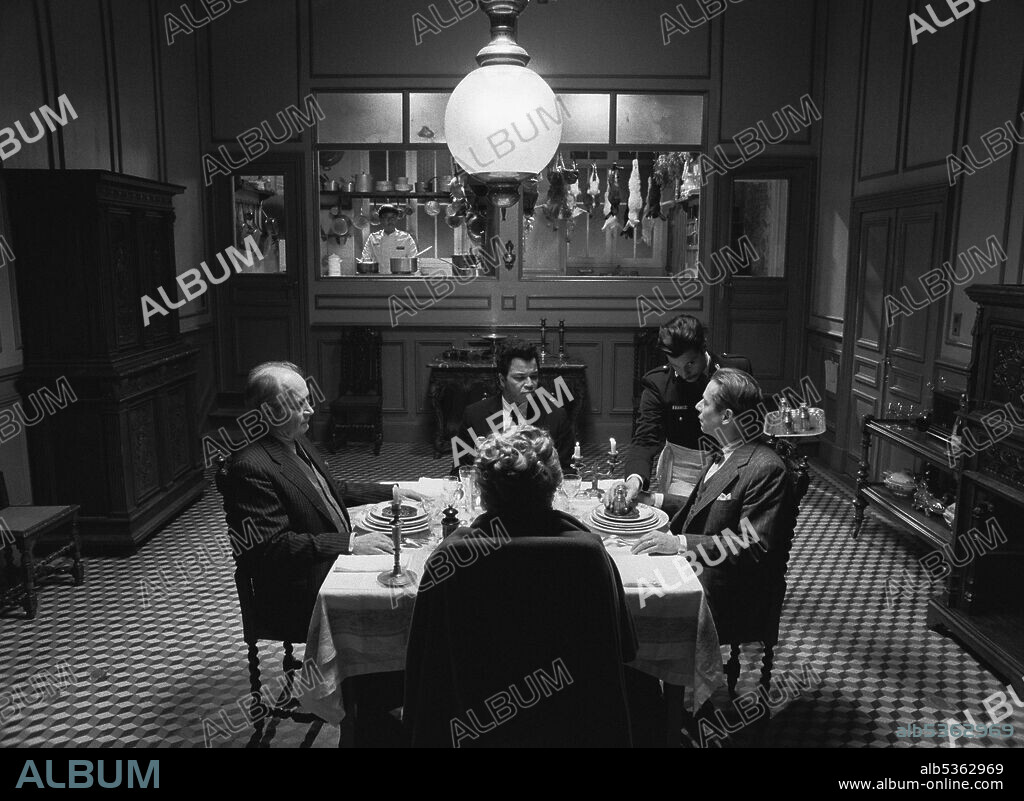 HIPPOLYTE GIRARDOT, JEFFREY WRIGHT y MATHIEU AMALRIC en LA CRONICA FRANCESA, 2021 (THE FRENCH DISPATCH), dirigida por WES ANDERSON. Copyright AMERICAN EMPIRICAL PICTURES/INDIAN PAINTBRUSH/STUDIO BABELSB.