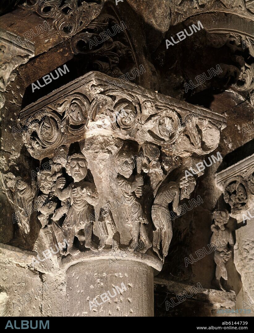 CAPITEL ROMANICO:JESUS ATADO A LA COLUMNA Y SUBIDA AL CALVARIO.