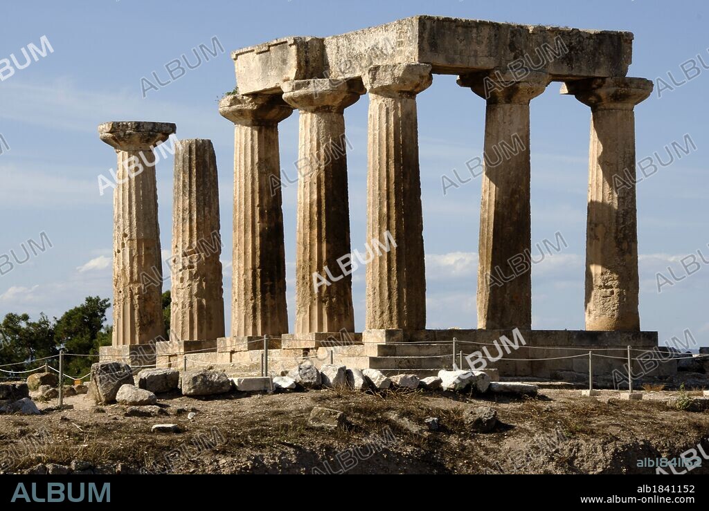 ARTE GRIEGO. GRECIA. RUINAS DE CORINTO. Vista del TEMPLO DE APOLO. Construido hacia el año 540 a. C. sobre las ruinas de un antiguo santuario. De estilo dórico, todavía conserva en pie 7 de sus 38 columnas, en parte arquitrabadas. Provincia de Korinthia. Región del Peloponeso.