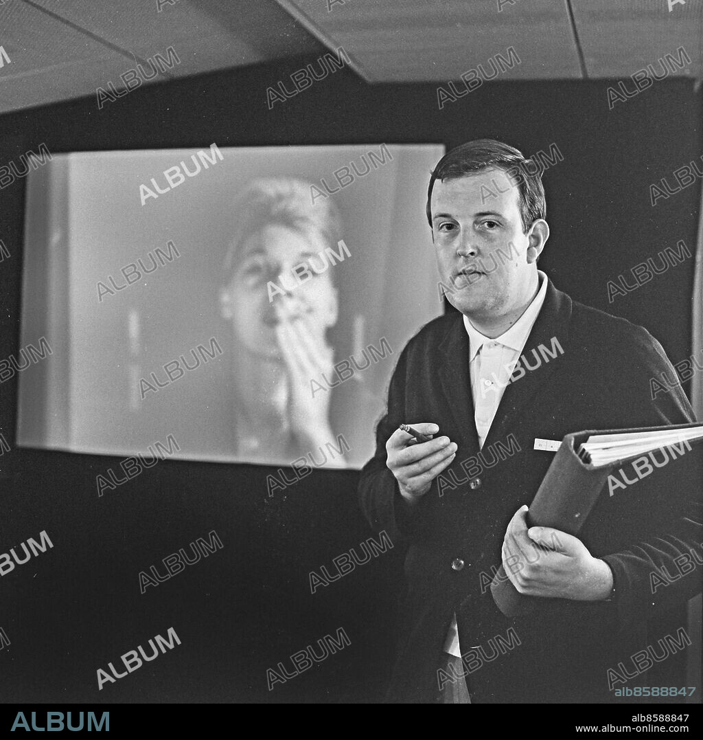 1968-08-06.. Bo Johan Hultman, chef för Sveriges största biograf som basar för sektionen för programbedömning på TV. Denna sektion har hand om inköp av bl.a. långfilmer och TV-serier.. Foto: Bertil S-son Åberg / RiR / SVT / Kod: 5600. Bild och reportage publ. i RiR 35/68 sid. 8-9 inför italienska långfilmen Snyltaren, nattbio i TV.. RiR 19122 sv/v neg.