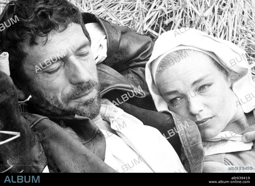 SIMONE SIGNORET et YVES MONTAND dans LES SORCIERES DE SALEM, 1957, réalisé par RAYMOND ROULEAU. Copyright FILMS BORDERIE.