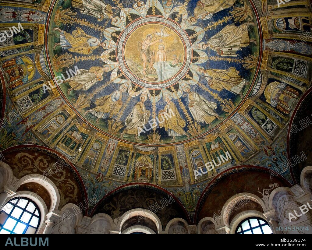 Detalle interior del baptisterio neoniano, Siglo V, Rávena, Italia.