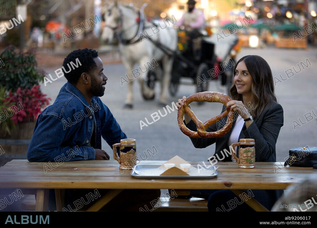 ALISON BRIE and JAY ELLIS in SOMEBODY I USED TO KNOW, 2023, directed by DAVE FRANCO. Copyright AMAZON STUDIOS.