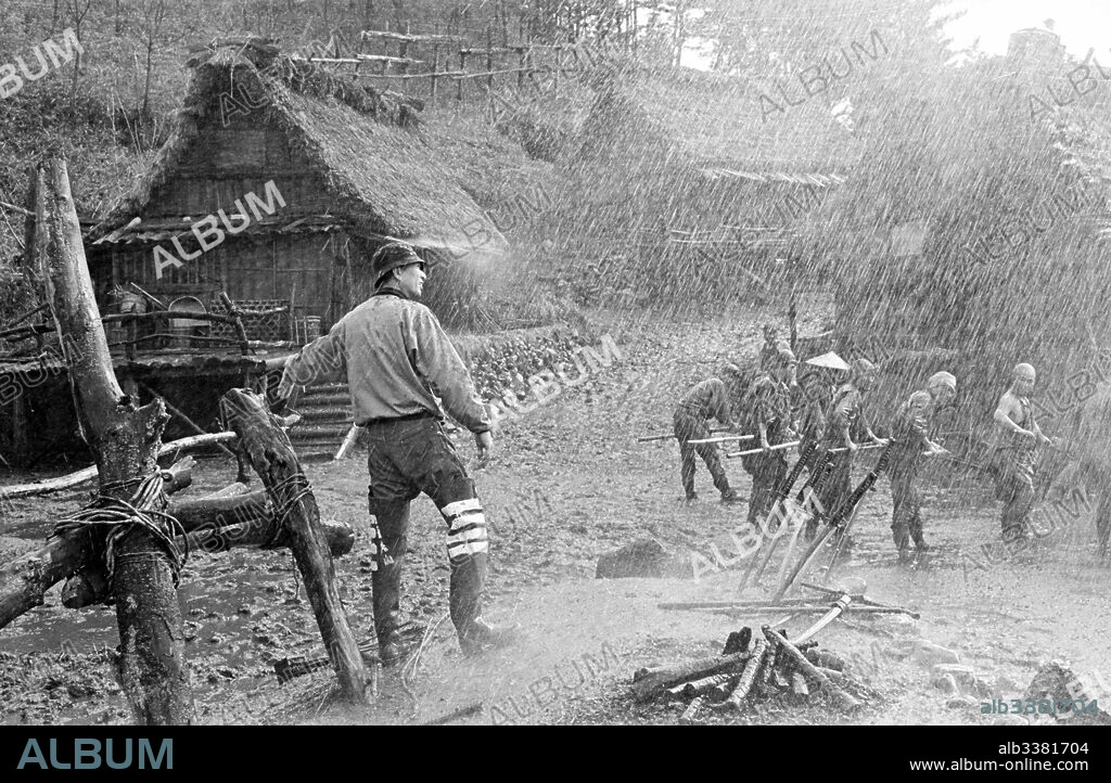 AKIRA KUROSAWA en LOS SIETE SAMURÁIS, 1954 (SHICHININ NO SAMURAI), dirigida por AKIRA KUROSAWA. Copyright TOHO.