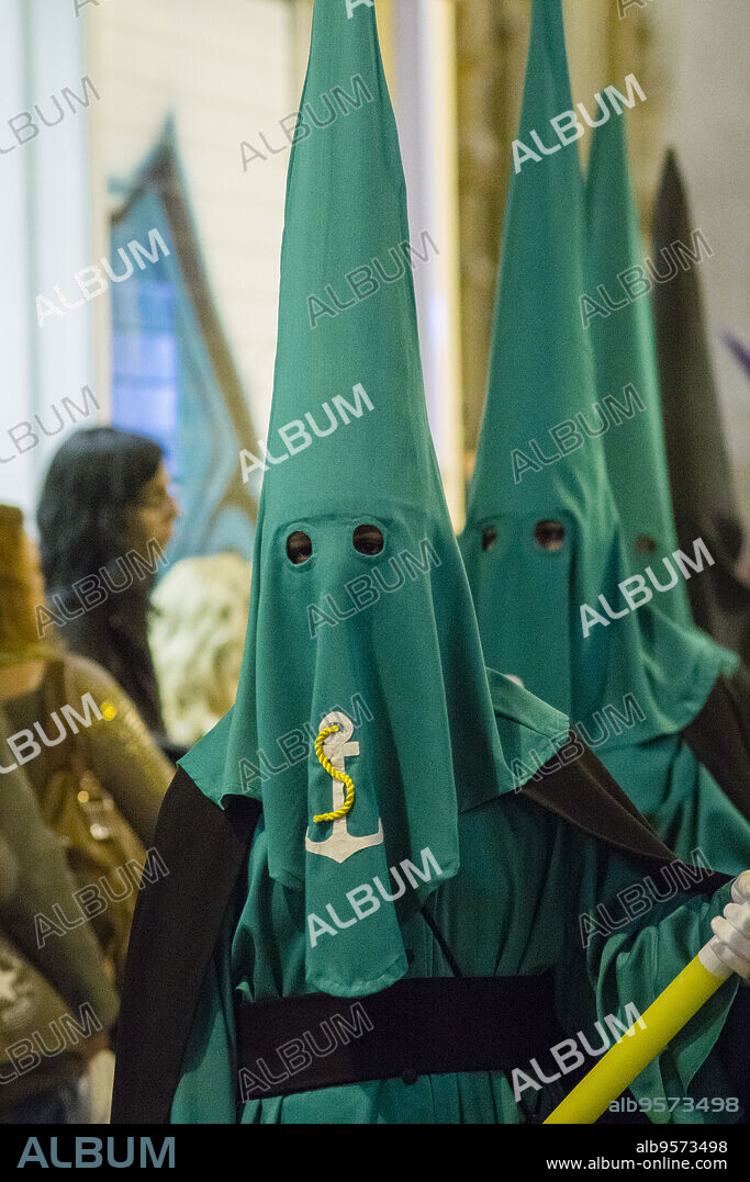 cofrades en la calle San Miquel, procesion de jueves santo, Palma, Mallorca, Islas Baleares, España.