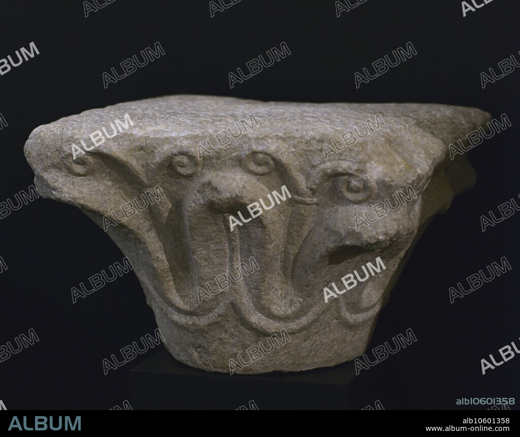 Capitel decorado con hilera de pencas de las que surgen los caulículos rematados en volutas. Mármol. Siglo VII. Procede de la Iglesia de las Santas Justa y Rufina. Toledo. Museo de los Concilios y la Cultura Visigoda. Toledo. Castilla-La Mancha. España.