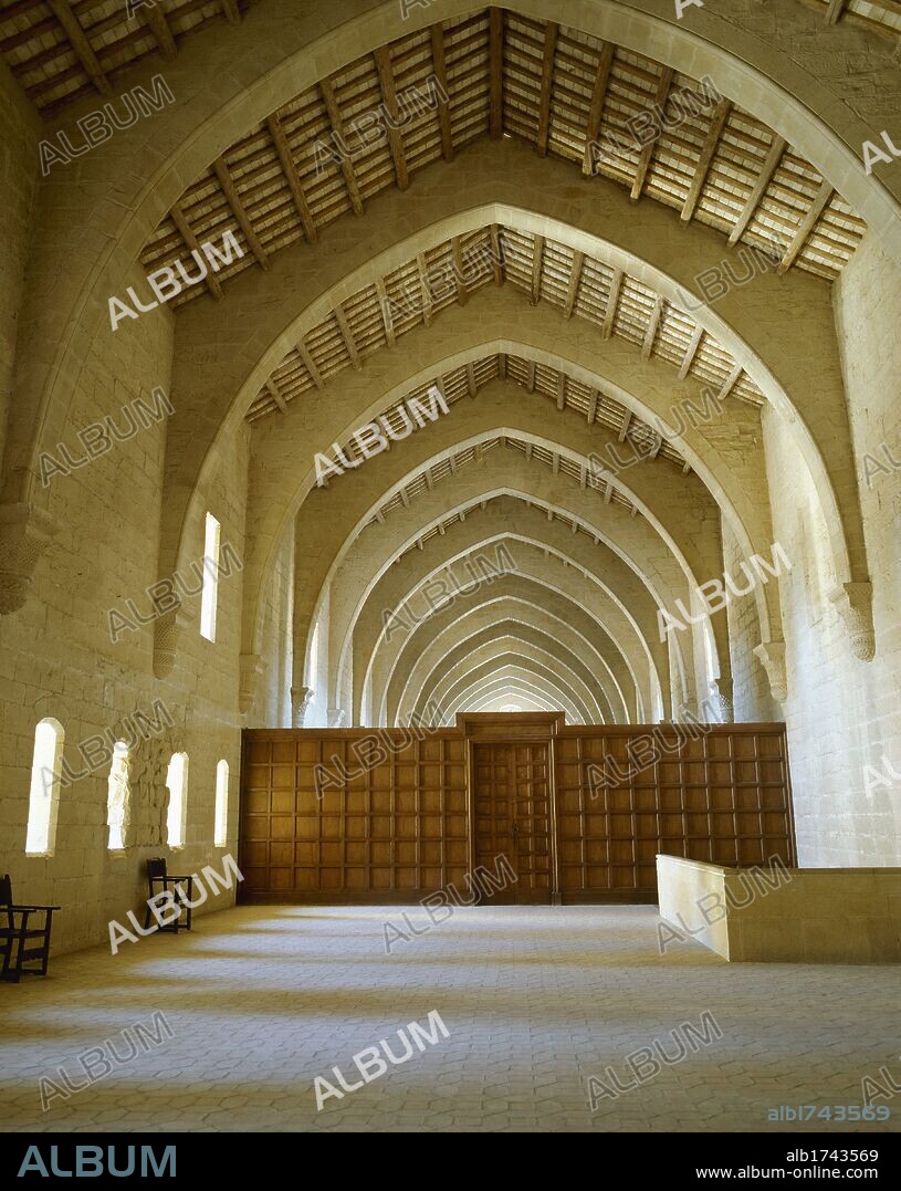ARTE GOTICO. ESPAÑA. SIGLO XIII. DORMITORIO de los monjes del MONASTERIO DE SANTA MARIA DE POBLET. Pieza rectangular datada en 1243 con una cubierta de madera de dos aguas sostenida por arcos diafragmas que descansan sobre canecillos. VIMBODI. Provincia de Tarragona. Cataluña.