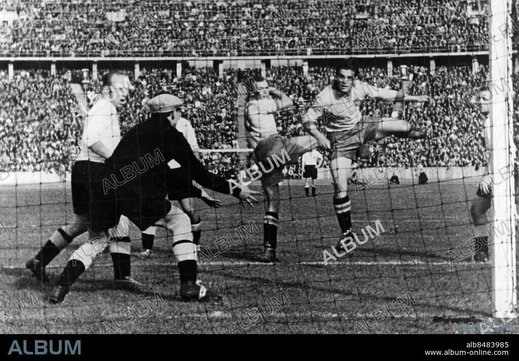 TYSKLAND BERLIN 1942-09-20.. Sverige möter Tyskland i en fotbollslandskamp på Olympiastadion i Berlin som Sverige vann med 3-2. Här ses Gunnar Nordahl (th) och Gunnar Gren (2:a frh) dansa krigsdans framför det tyska målet.. Foto: AB Text & Bilder / SVT / Kod: 5600. Mapp: Fotbollandskampen Sverige-Tyskland i Olympiastadion i Berlin 20 espt. 1942. (3-2!) I:8 1/2A. Matchbilder.