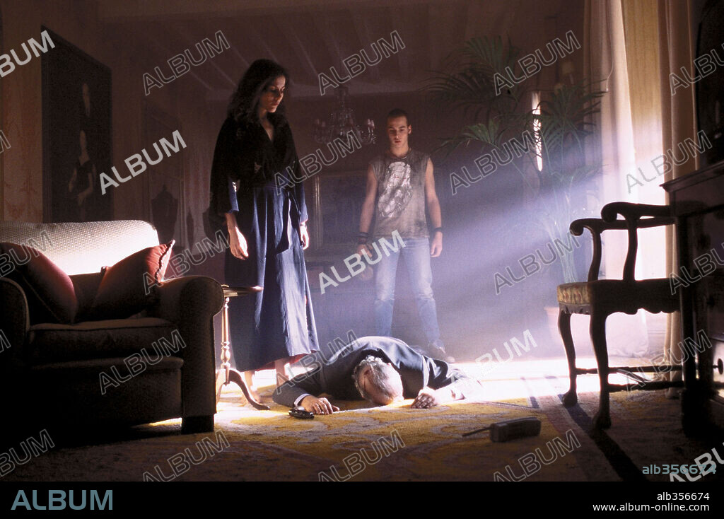 CRISTINA SILVA, DANIEL CABELLO y MANUEL DE BLAS en ARDERAS CONMIGO, 2002, dirigida por MIGUEL ANGEL SANCHEZ. Copyright LOTUS FILMS INTERNATIONAL / PORRES, MONICA.