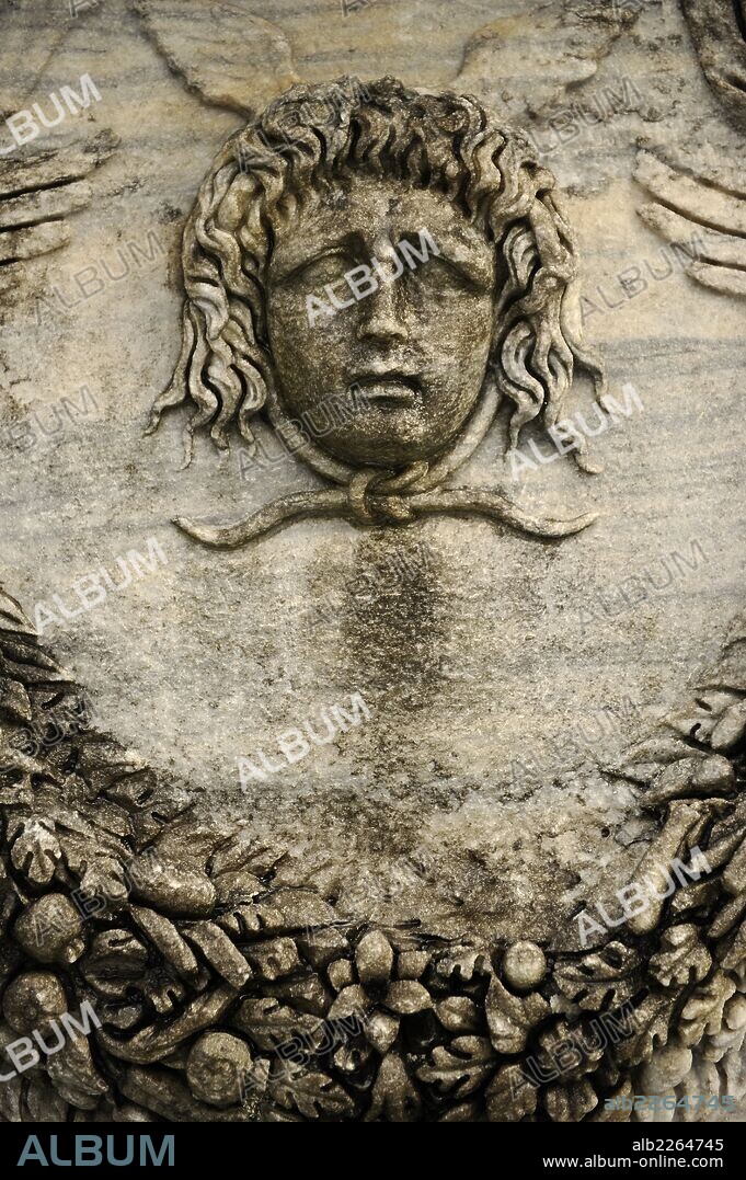 ARTE ROMANO. TURQUIA. Vista general de SARCOFAGOS ROMANOS, ricamente decorado con relieves de guirlandas. Detalle rostro de una medusa. Patio del Museo Arqueológico. Estambul.