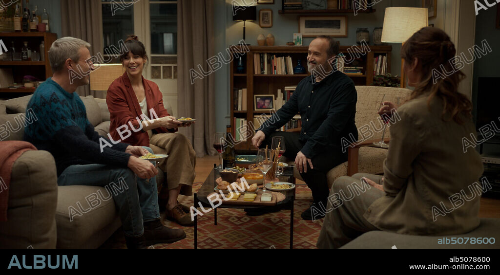 ALBERTO SAN JUAN, BELEN CUESTA, GRISELDA SICILIANI y JAVIER CAMARA en SENTIMENTAL, 2020, dirigida por CESC GAY. Copyright IMPOSSIBLE FILMS/ICEC/MOVISTAR+/RTVE/SINTIMENTALFILM/TV3.
