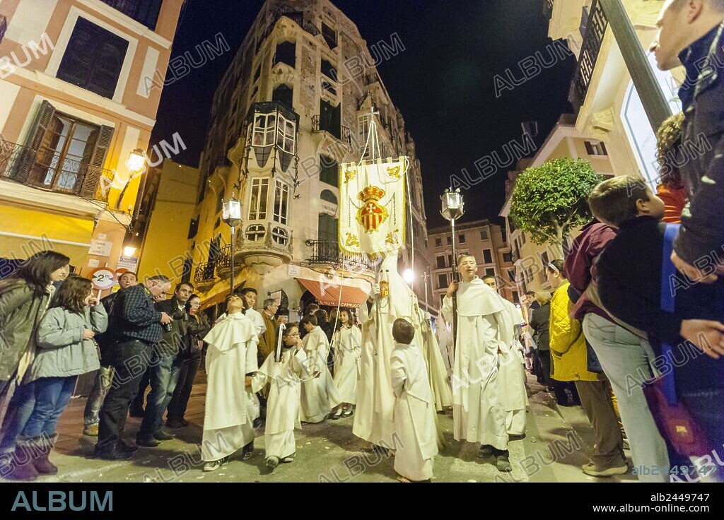 cofrades en la calle Colon, procesion de jueves santo, Palma, Mallorca, Islas Baleares, España.