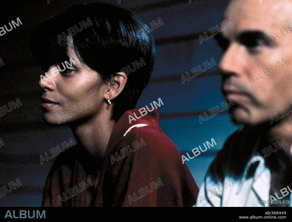 BILLY BOB THORNTON y HALLE BERRY en MONSTER'S BALL, 2001, dirigida por MARC FORSTER. Copyright LEE DANIELS ENTERTAINMENT/LIONS GATE FILMS / BULLIARD, JEANNE LOUISE.