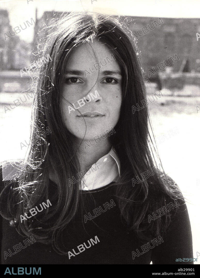 ALI MacGRAW in LOVE STORY, 1970, directed by ARTHUR HILLER. Copyright PARAMOUNT PICTURES.