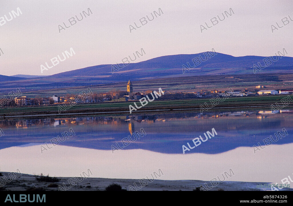 Bello, Laguna Gallocanta y pueblo.