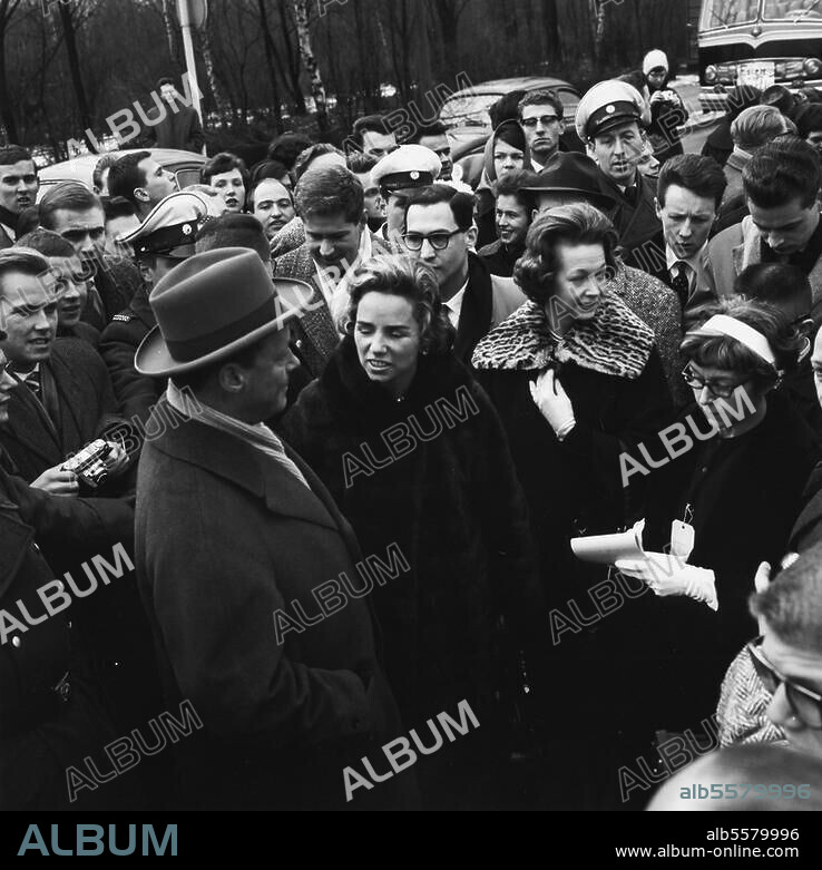 Brandt, Rut. 1. Ehefrau von Willy Brandt. - Mit Ethel Kennedy, Gattin des amerik. Justizministers Robert Kennedy, am Brandenburger Tor in Berlin. Foto, 23.2.1962.