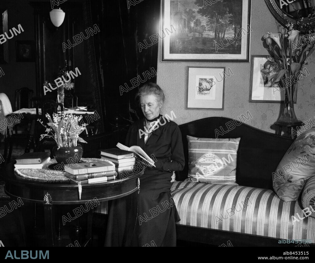 ARKIV 1934. Alice Tegnér (1864-1943), tonsättare och musiklärare, mest känd för sina barnvisor, Bä,bä vita lamm, Mors lilla Olle, När lillan kom till världen med flera.. Gav tillsammans med Elsa Beskow ut "Nu ska vi sjunga" som ständigt trycks i nya upplagor.. Alice Tegnér composer and musicteatcher. Composed song for children.. Foto: TT Historical/1900. Scanpix Sweden.