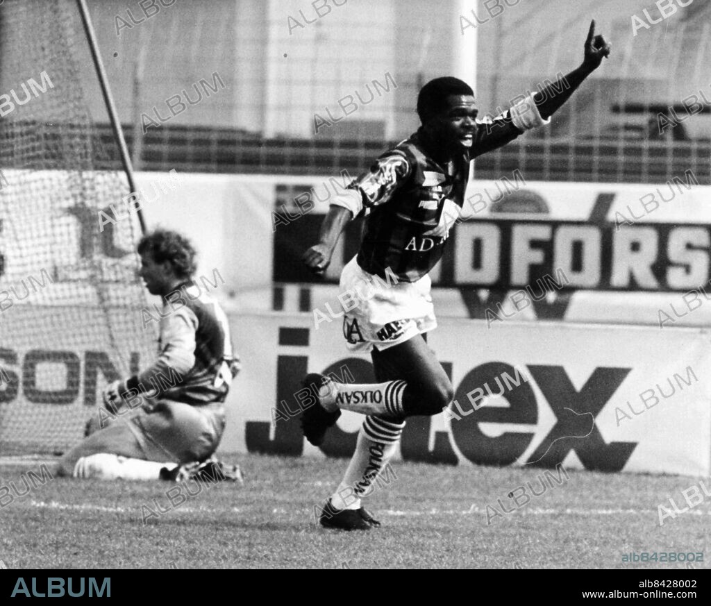 GÖTEBORG 1989-04-21.. Samir Bakaou - tunisik fotbollsspelare i Gaiströja. Här ses han efter att ha gjort mål på Nya Ullevi. *** Local Caption *** GP Foto: Per Wahlberg / Kamerareportage / TT / Kod: 2524.