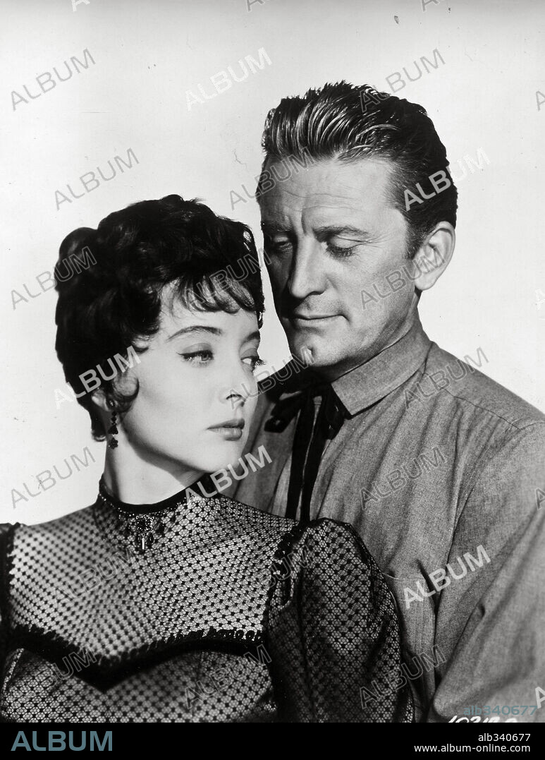 CAROLYN JONES and KIRK DOUGLAS in LAST TRAIN FROM GUN HILL, 1959, directed by JOHN STURGES. Copyright PARAMOUNT PICTURES.