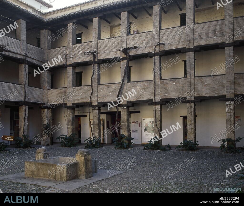 Corral del Carbón. Edificio árabe (siglo XIV) que en su origen fue almacén y fonda de comerciantes y, más tarde, almacén de carbón, de donde procede su actual nombre, corral de comedias y casa de vecinos. Vista del patio. Granada. Andalucía. España.
