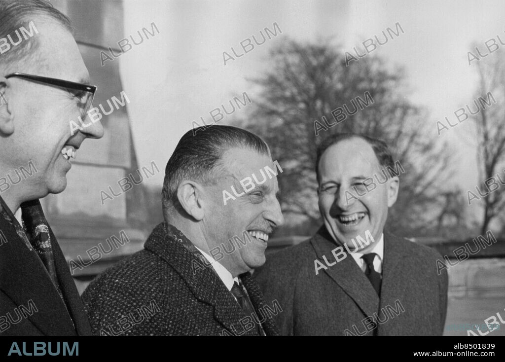 Orig. bildtext... FIRST MEETING OF IRISH PREMIERS. The prime ministers of Northern Ireland and the Irish Republic met in Belfast to-day fir the first time since the participation of Ireland more than forty years ago. Mr. Sean Lemass, prime minister if the Irish republic, accepted san invitation from captain Tenerce O'Neill to lunch with himself and mrs. O'Neill at Stormont, the seat of the Northern Ireland government. During the afternoon members of the Northern Ireland cabinet were joining captain O'Neill and mr. Lemass for tea before mr. Lemass returned to Dublin. RThe prime ministers discussed the possibility of practical co-operation in matters of mutual interest. O.P.S. The historic meeting of captain Terence O'Neill (right) prime minister of Northern Ireland, with mr. Sean Lemass, prime minister of Eire, at Stormont to-day. Anm. S Lemass, 1899-1971, irländsk politiker, premiärminister 1959-1966 T O'Neill, 1914-1990, nordirländs politiker, premiärminister 1963-1969 Trio Skratt Profiler CD329 persons: TERENCE O'NEILL;SEAN LEMASS sites: IRLAND*;STORBRITANNIEN;NORDIRLAND.