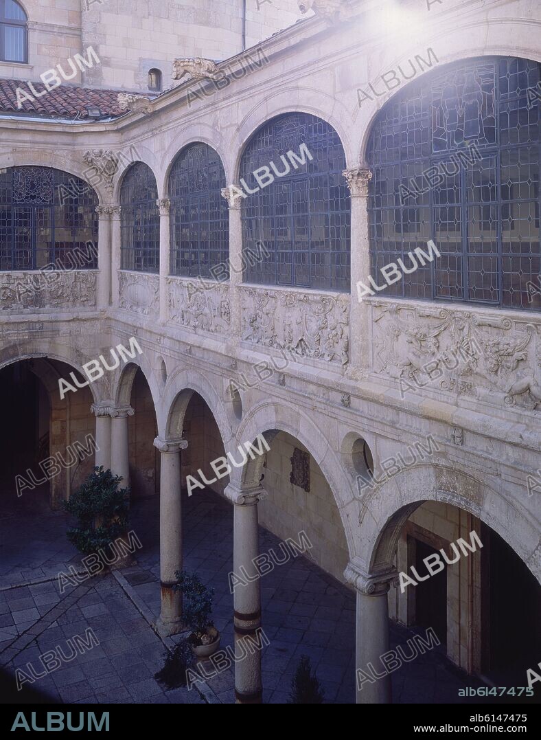 RODRIGO GIL DE HONTAÑON (1505-1577). DETALLE DEL PATIO DEL ANTIGUO PALACIO DE LOS GUZMANES CONSTRUCCION DEL SIGLO XVI CONVERTIDO EN DIPUTACION.