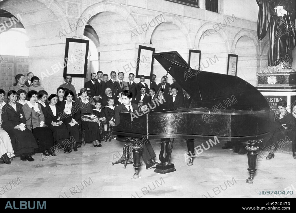 Mayo 1915. En el colegio Alfonso Xii de el Escorial - el ex alumno e ilustre pianista pepito Arriola Dando un concierto con motivo de la fiesta de san Agustín en el mismo sitio donde toco por primera vez A los 4 Años de edad.