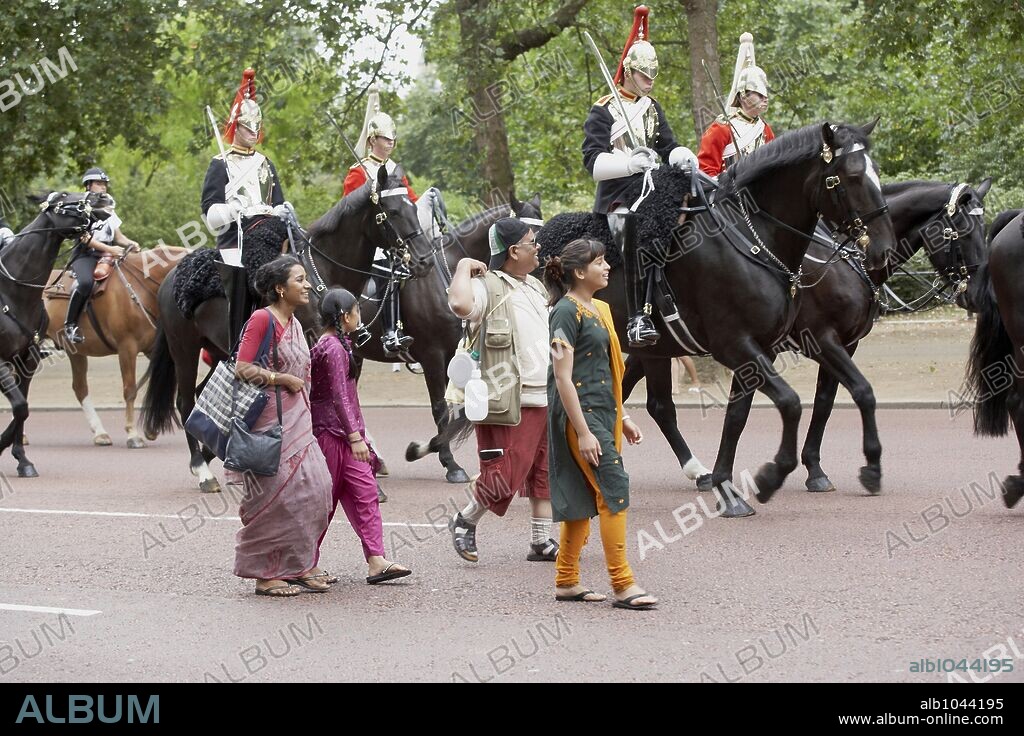 LANA RAHMAN, NAEEMA BEGUM, SATISH KAUSHIK und TANNISHTHA CHATTERJEE in BRICK LANE, 2007, unter der Regie von SARAH GAVRON. Copyright RUBY FILMS / RAPHAEL, CHRIS.