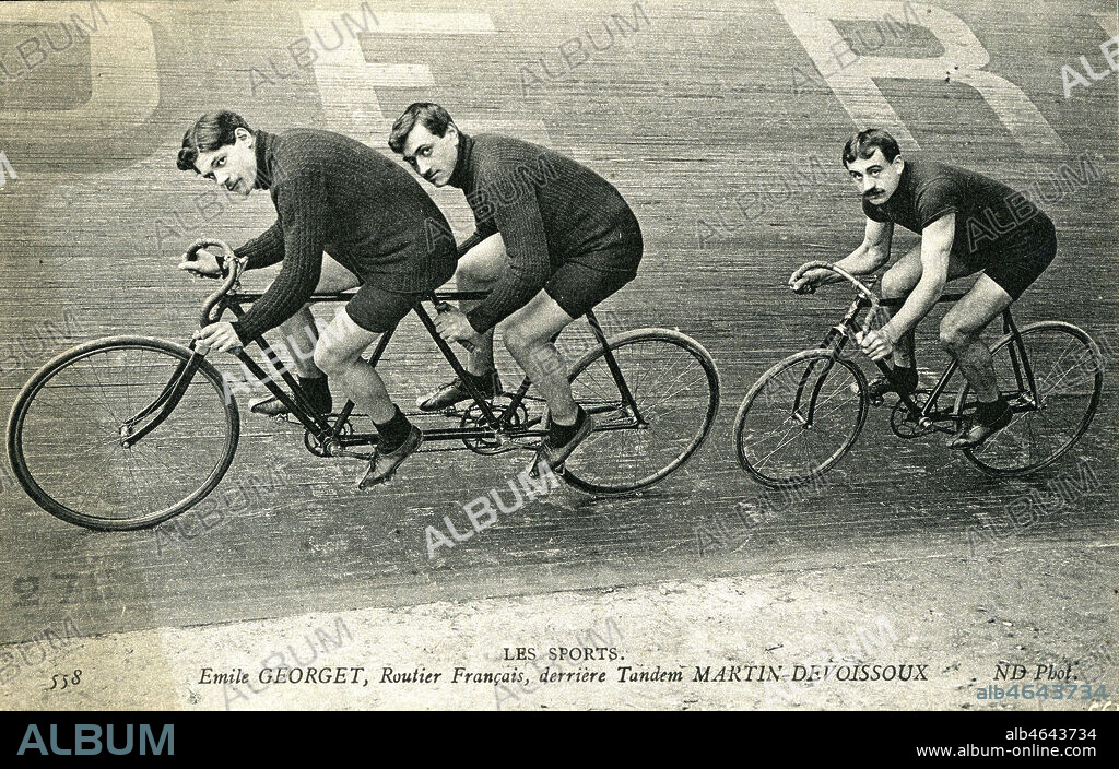 'Les sports. Emile GEORGET (1881-1960), routier francais, derriere tandem MARTIN-DEVOISSOUX'. Emile georget coureur du Tour de France de 1906 à 1914, Carte postale vers 1906. Credit : IM/KHARBINE-TAPABOR.