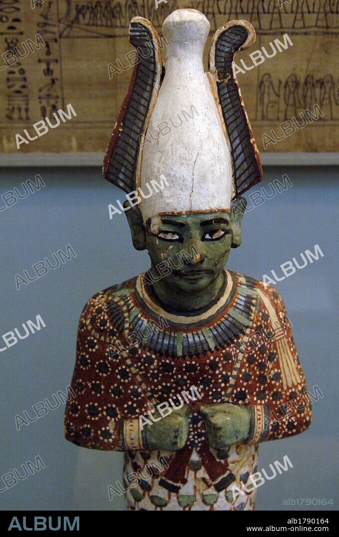 ARTE EGIPCIO. IMPERIO NUEVO. DINASTIA XX. Estatua de madera pintada de OSIRIS, señor del reino de los muertos, presidente del tribunal que decidía la suerte de los difuntos. Se representa como un hombre vendado, tocado con corona y con los cetros reales ene sus manos. Fechada hacia el año 1170 a. C. Procedente de tebas. Esta estatuilla contenia el rollo de papiro funerario de lady Anhai. Museo Británico. Londres. Inglaterra. Reino Unido.