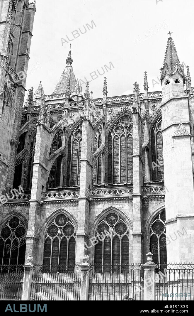 CONTRAFUERTES ARBOTANTES Y PINACULOS DE LA CATEDRAL DE LEON - SIGLO XIII - GOTICO ESPAÑOL - FOTOGRAFIA EN BLANCO Y NEGRO - AÑOS 60.