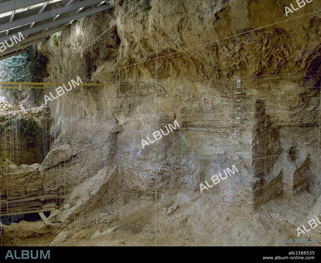 Prehistoria. Paleolítico. Yacimiento del"Abric Romaní" (Abrigo Romaní). Con una antigüedad cronológica de 70.000 a 40.000 años, presenta una secuencia estratigráfica de 20 m., a lo largo de la cual se han constatado diversos niveles de ocupación paleolítica (paleolítico medio y superior). Aspecto de las excavaciones en noviembre de 1997. Capellades. Provincia de Barcelona. Comarca de l'Anoia. Cataluña.