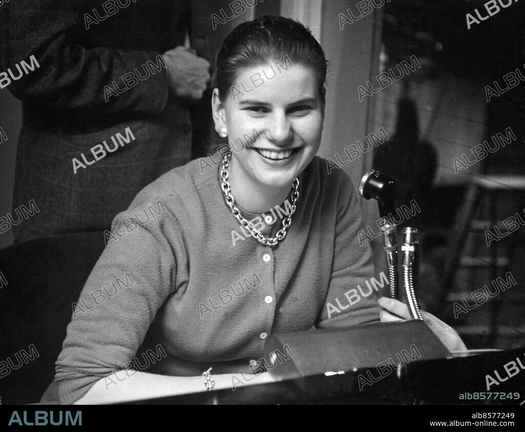STOCKHOLM 1956.. Orig. bildtext... Lena Fürst, scripta på TV. Anm. Publ i RiR 46/56, 9/59 TV-personal TV-produktion Scriptor Koftor TV:s barndom TV-studio Arbetsplatser Leenden Trivsel på jobbet Halsband Kedjor CD492 persons: LENA FÜRST sites: SVERIGE;STOCKHOLM.
