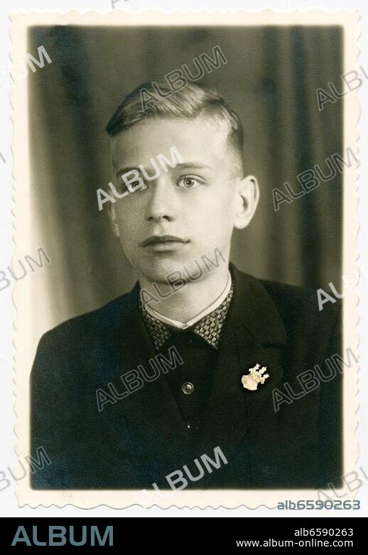 Kind / Kinderfotografie. /-Bildnis des deutschen Schülers Karl Bumm während der Kinderlandverschickung nach Ledetsch an der Sasau (Ledec nad Sázavou) im Protektorat Böhmen und Mähren während des Zweiten Weltkrieges.-/ Atelieraufnahme, um 1944. Mit rückseitiger handschriftlicher Widmung " Zur freundlichen Erinnerung an Kalle ...