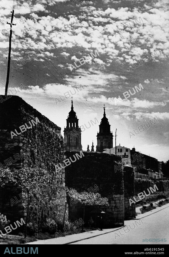 VISTA PARCIAL DE LA MURALLA ROMANA DE LUGO CON LAS TORRES DE LA CATEDRAL AL FONDO - SIGLO II - FOTOGRAFIA EN BLANCO Y NEGRO - AÑOS 50.