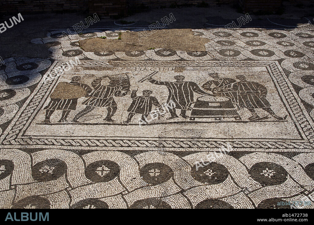 ARTE ROMANO. ITALIA. OSTIA ANTICA. Ciudad romana en la costa del Mar Tirreno, en el antiguo Latium. Puerto comercial de la antigua Roma. Detalle de un MOSAICO en el CASA DE LOS MEDIDORES DE GRANO (siglo II). Cercanías de Roma. Lazio.
