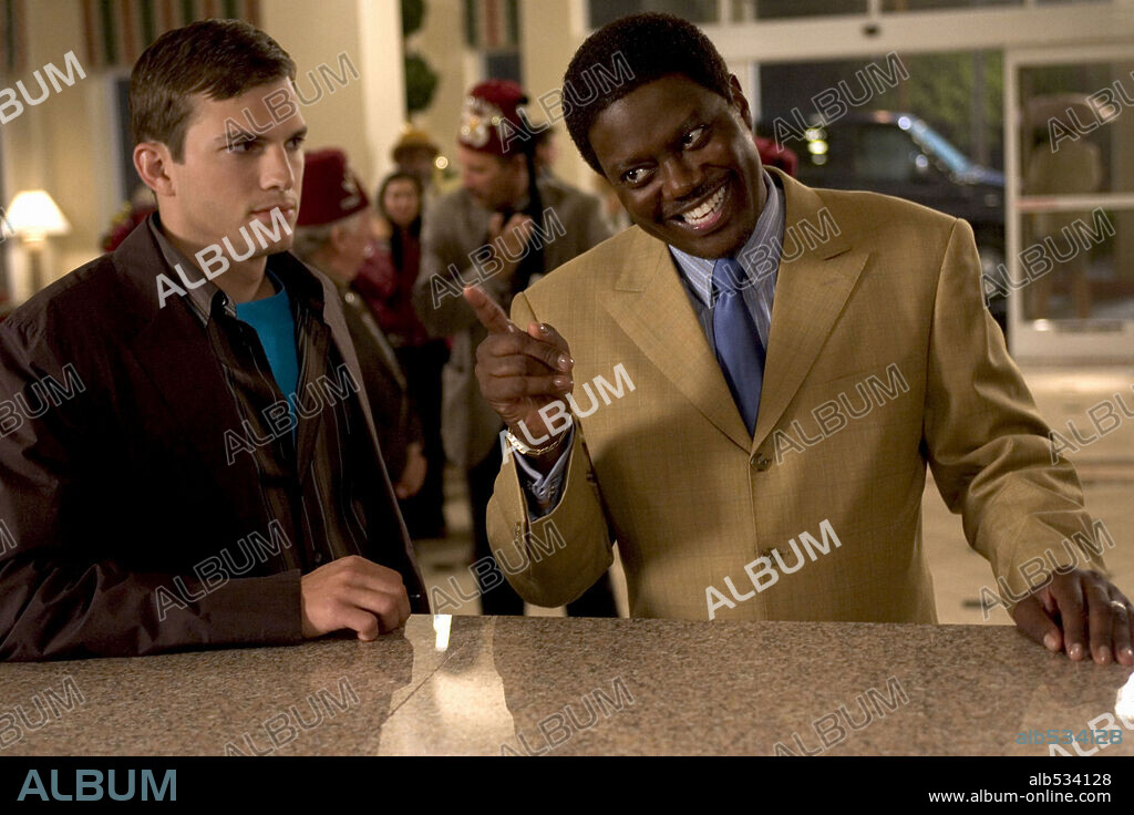 ASHTON KUTCHER and BERNIE MAC in GUESS WHO?, 2005, directed by KEVIN RODNEY SULLIVAN. Copyright COLUMBIA PICTURES / BARIUS, CLAUDETTE.