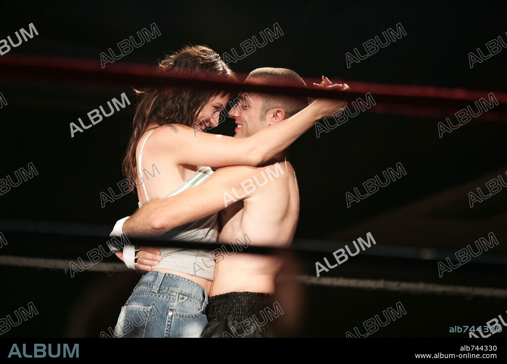 DANIEL GUZMAN y NATALIA VERBEKE en A GOLPES, 2005, dirigida por JUAN VICENTE CORDOBA. Copyright ENRIQUE CEREZO PRODUCCIONES.