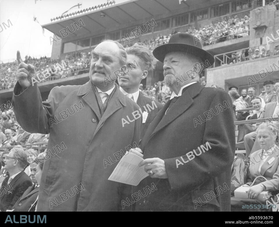 Berlin, 19. bis 23. Juli 1961. 10. Deutscher Evangelischer Kirchentag. Der Berliner Landesbischof Dr. Dibelius (rechts) im Gespräch mit Präses Kurt Scharf im Berliner Olympiastadion. Foto.