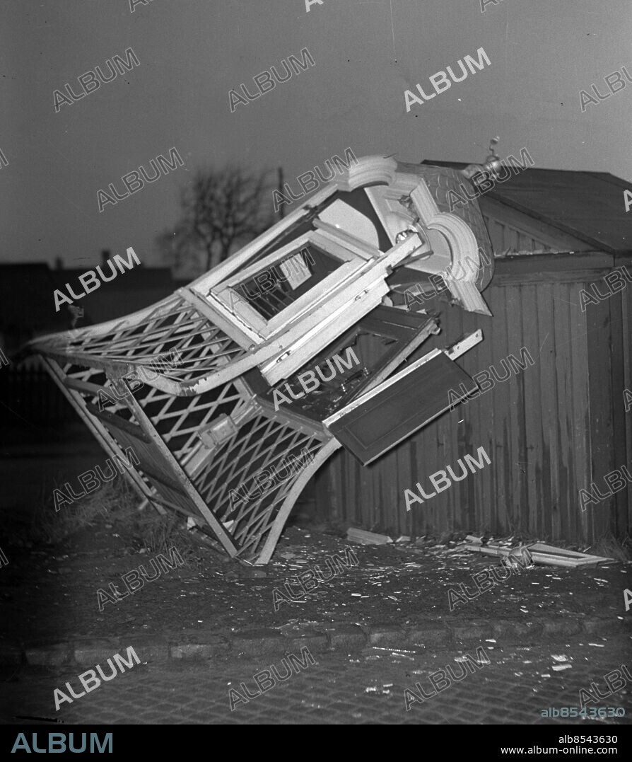 Göteborg - 1936-12-19 - En demolerad telefonkiosk i Sanna - den är påkörd av ett fordon och ingen vet hur det gick till -. *** Local Caption *** GT Låda 1936-dec-02. KAMERAREPORTAGE.