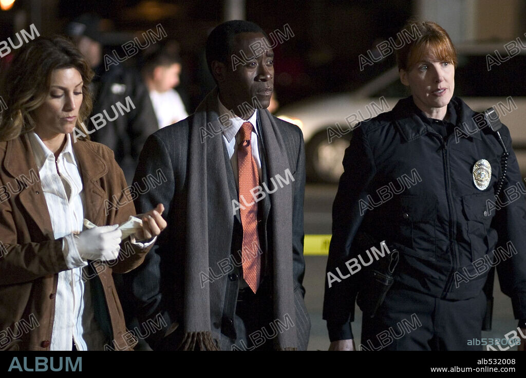 DON CHEADLE and JENNIFER ESPOSITO in CRASH, 2004, directed by PAUL HAGGIS. Copyright LIONS GATE FILMS.