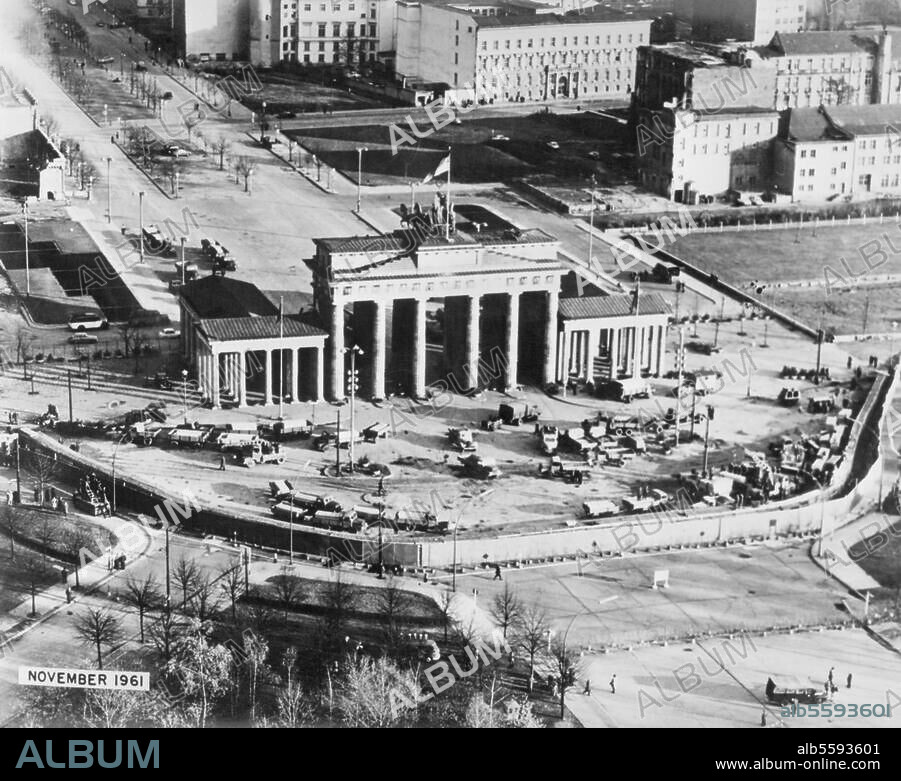 Berlin, novembre 1961. Construction du Mur. Érection d'un mur de béton à la Porte de Brandebourg. Vue aérienne.