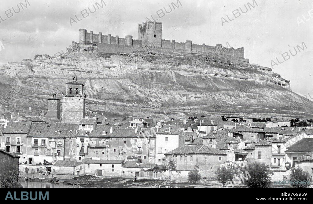 Junio 1917. Un monumento Nacional. El castillo de Peñafiel (Valladolid), que Acaba de ser declarado monumento Nacional. Foto: Arenas -fecha Aproximada.