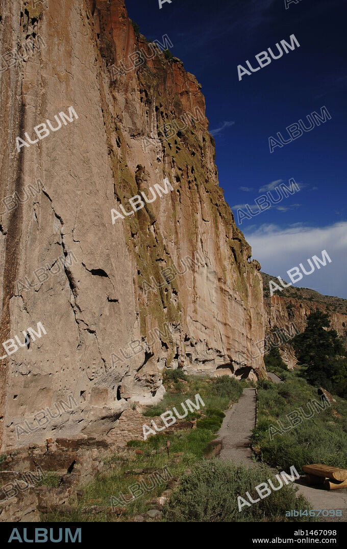 ESTADOS UNIDOS. MONUMENTO NACIONAL BANDELIER (BANDELIER NATIONAL MONUMENT). Vista de las antiguas VIVIENDAS de los INDIOS ANASAZI, ancestros de los Indios Pueblo. Estado de Nuevo México.