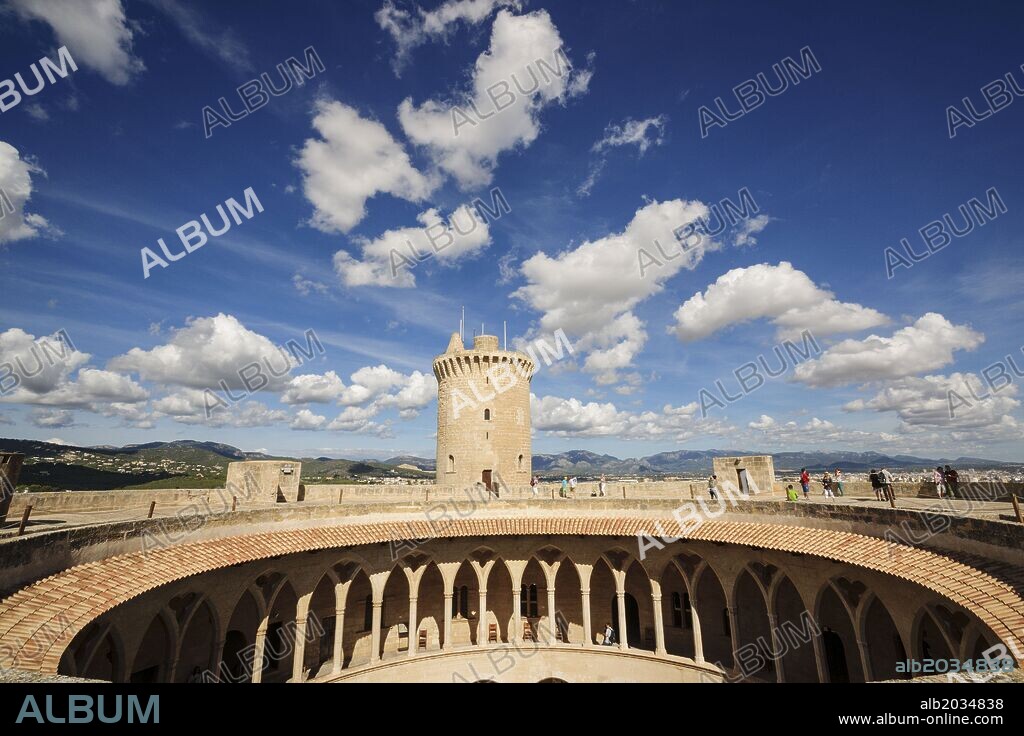 Castillo de Bellver, patio circular -siglo.XIV-, Palma de mallorca. Mallorca. Islas Baleares. España.