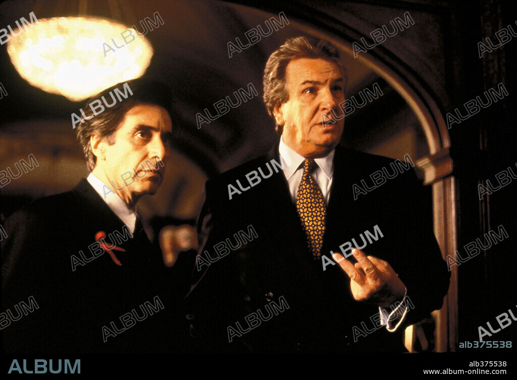 DANNY AIELLO en CITY HALL. LA SOMBRA DE LA CORRUPCIÓN, 1996 (CITY HALL), dirigida por HAROLD BECKER. Copyright CASTLE ROCK ENTERTAINMENT / SCHWARTZ, ANDY.