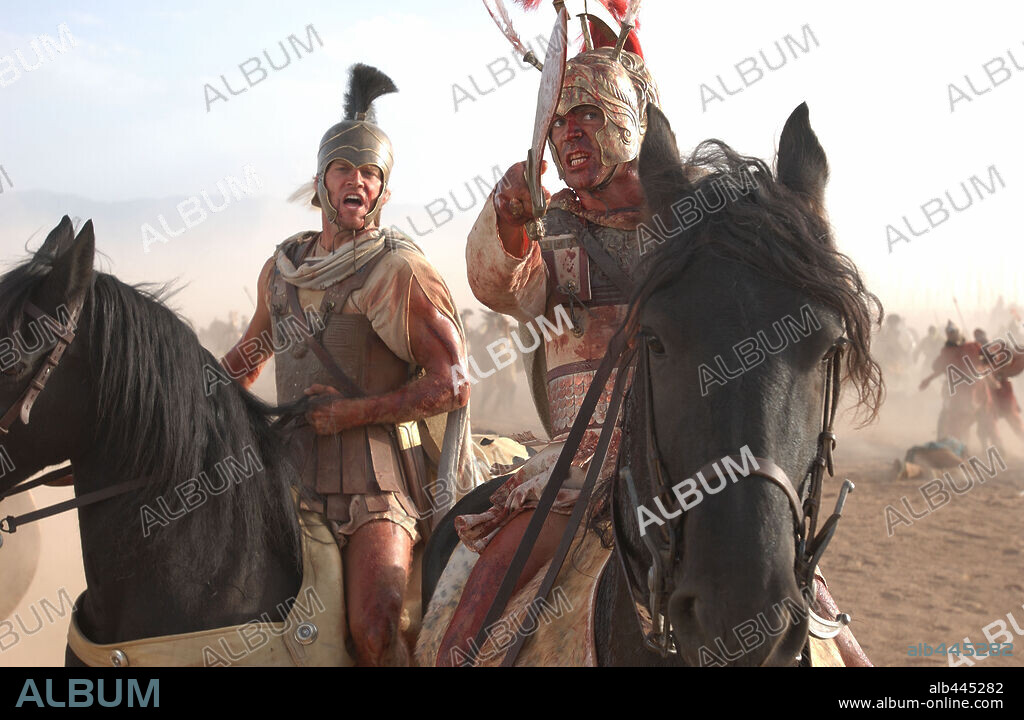 COLIN FARRELL y ELLIOT COWAN en ALEJANDRO MAGNO [ALEXANDER], 2004 (ALEXANDER), dirigida por OLIVER STONE. Copyright WARNER BROS. / BUITENDIJK, JAAP.