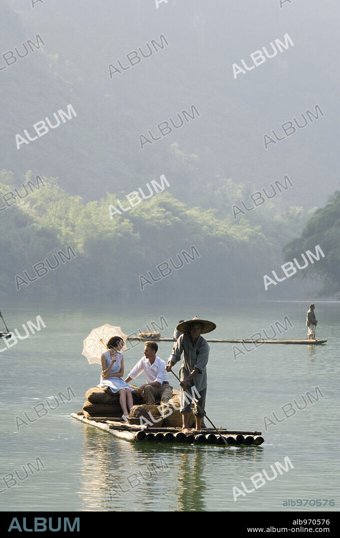 EDWARD NORTON and NAOMI WATTS in THE PAINTED VEIL, 2006, directed by JOHN CURRAN. Copyright WIP/ STRATUS FILM/BOB YARI PROD./CLASS 5 FILMS/COLLETON COMP.