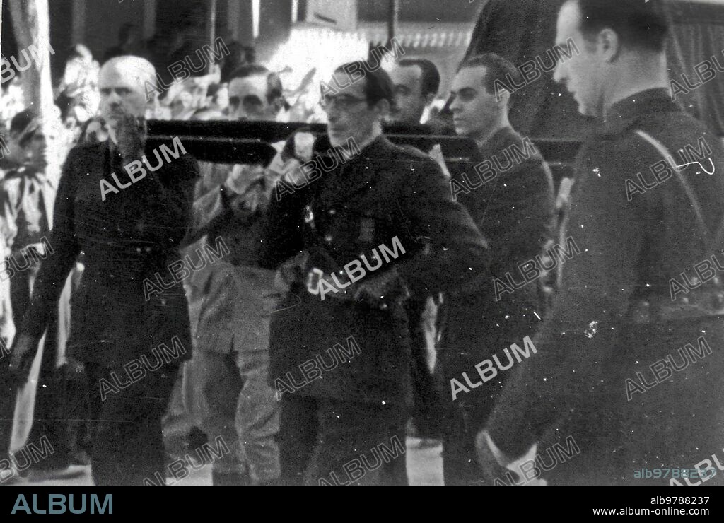 El cadáver de José Antonio primo de Rivera Sale A Hombros de la junta política de Alicante  en el traslado de sus Restos Mortales de Alicante A Madrid. Rafael Sánchez Mazas Es uno de los que Portan el Féretro.  24 noviembre de 1939.