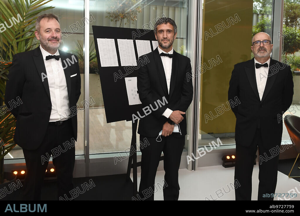 Madrid, 22/06/2021. Los Reyes de España Don Felipe y Doña Letizia entregan los Premios Mariano de Cavia, Luca de Tena y Mingote para Javier Cercas, José María Carrascal y Ricardo. En la imagen, Fernando Belzunce (en el centro) con Ángel Ortiz, director de El Norte de Castilla y José Miguel Santamaría, director de El Correo. Foto: De San Bernardo. ARCHDC.